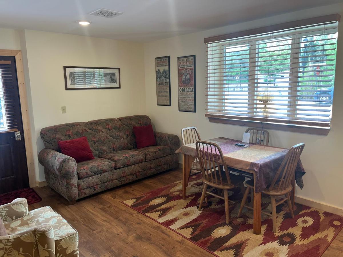 Creekside Downtown Vacation Suites, Only Adults 25 Or Older Бъфало Екстериор снимка